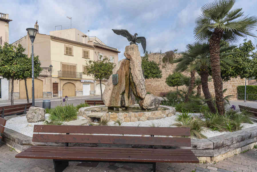 Mallorca - Alcúdia 27 - monumento al Emperador Carlos V.jpg